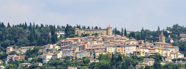 Où trouver une maison de vacances en Provence avec des ateliers de peinture et des promenades en calèche?